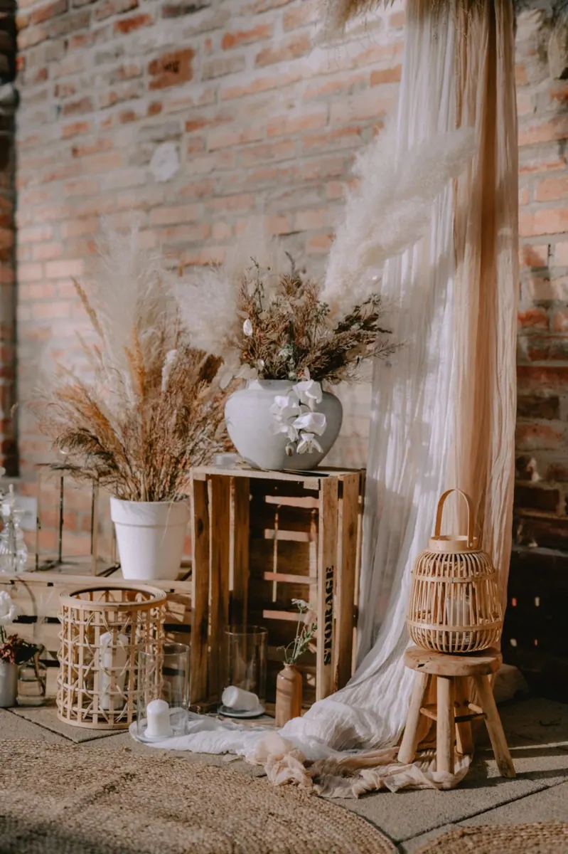 Boho dekorace u cihlové zdi s proutěnými lucernami
