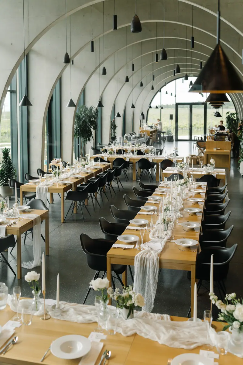 Hostina pod klenutým stropem vinařství Lahofer
